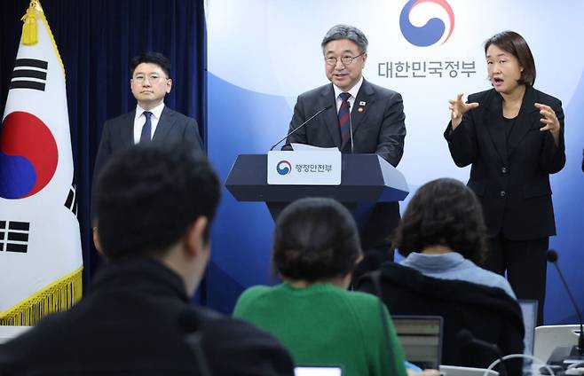 윤호중 행정안전부 장관이 7일 서울 종로구 정부서울청사에서 인구감소지역 재지정 관련 브리핑을 하고 있다. 연합뉴