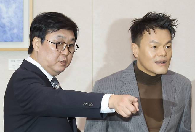최휘영 장관 안내받는 박진영. 사진ㅣ연합뉴스