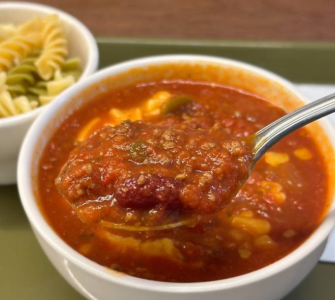 소고기와 키드니빈, 토마토를 7시간 이상 뭉근히 졸여내 농밀한 식감과 감칠맛을 살린 수퍼(SOUPER)의 대표 스튜 '칠리 콘 카르네'./사진=다이어리알