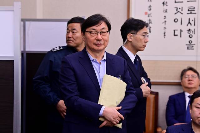 이화영 전 경기도 평화부지사가 지난 4월 14일 국회에서 열린 쌍방울 대북송금 조작기소 의혹 청문회에 참석해 있다. 문호남 기자