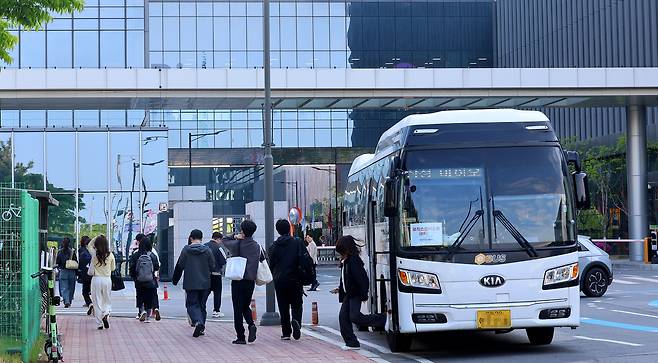 6일 오전 인천 연수구 삼성바이오로직스 공장에 직원들이 출근하고 있다. 삼성바이오로직스 노조는 지난 1∼5일 진행한 전면 파업을 마무리하고 이날 현장에 복귀했다. [연합]