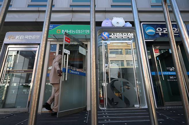 신한은행에 이어 KB국민은행, 하나은행 등 국내 주요 시중은행에서 전방위적인 인공지능(AI) 해킹 공격으로 고객정보가 유출되는 사고가 발생하면서 금융권 보안에 비상이 걸렸다. 특히 해킹의 핵심 도구로 추정되는 중국 AI 에이전트 ‘아르텍스(ARTEX)’가 AI 모델 ‘딥시크’와 긴밀하게 연동된 것으로 알려져 충격을 주고 있다.  [연합]