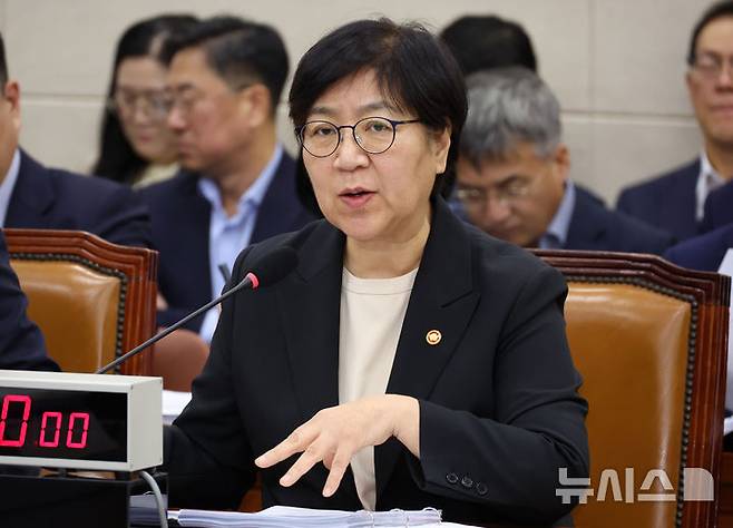 [서울=뉴시스] 조성우 기자 = 정은경 보건복지부 장관이 7일 서울 여의도 국회에서 열린 보건복지위원회의 보건복지부와 질병관리청에 대한 국정감사에서 의원 질의에 답변하고 있다. 2026.10.07. xconfind@newsis.com