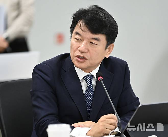 [수원=뉴시스] 김종택 기자 = 문진석 더불어민주당 의원이 지난해 10월20일 경기 수원시 경기도청에서 열린 국회 국토교통위원회의 경기도에 대한 국정감사에서 질의하고 있는 모습. 2025.10.20. jtk@newsis.com