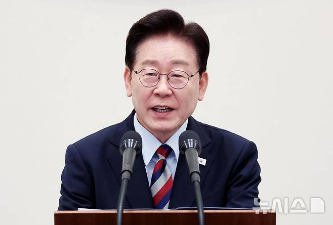 [서울=뉴시스] 김진아 기자 = 이재명 대통령이 7일 청와대 영빈관에서 열린 재일본대한민국민단 창단 80주년 기념 간담회에서 환영사를 하고 있다. 2026.10.07. bluesoda@newsis.com
