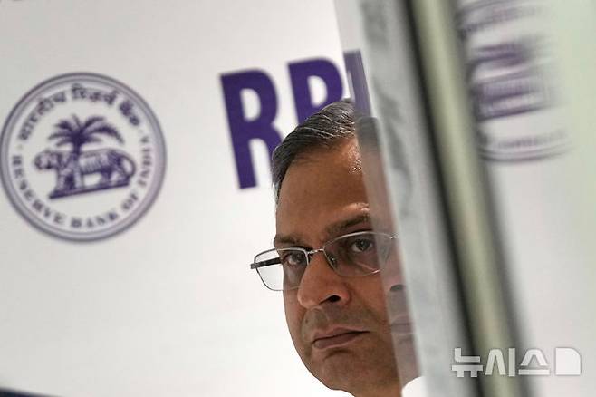[뭄바이=AP/뉴시스] 산자이 말호트라 인도중앙은행(RBI) 총재가 뭄바이 RBI 본부에서 기자회견장에 들어서고 있다. 자료사진. 2026.10.07