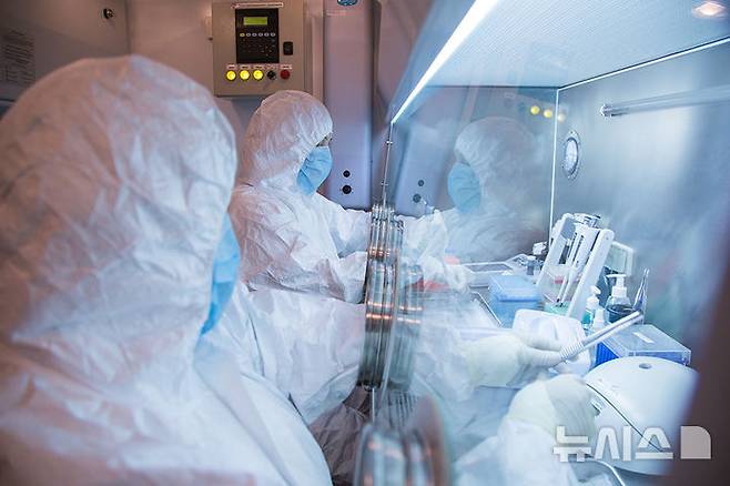 [이르쿠츠크=AP/뉴시스] 러시아의 페스트 연구소에서 근무하던 연구원이 원인 불명의 호흡기 질환으로 숨지는 사건이 발생한 가운데, 도널드 트럼프 미국 행정부가 러시아에 정보 공유를 정식 요구했다. 주요 언론 보도를 종합하면 미국 당국은 정보 제한으로 인한 불확실성에 크게 우려하고 있다. 사진은 시점 미상의 러시아 이르쿠츠크주 시베리아·극동 페스트방역연구소 실험실 모습. (사진=뉴시스DB) 2026.10.07.
