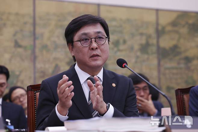 [서울=뉴시스] 김근수 기자 = 최휘영 문화체육관광부 장관이 7일 오후 서울 여의도 국회에서 열린  국회 문화체육관광위원회의 문화체육관광부 국정감사에서 질의에 답하고 있다. 2026.10.07. ks@newsis.com