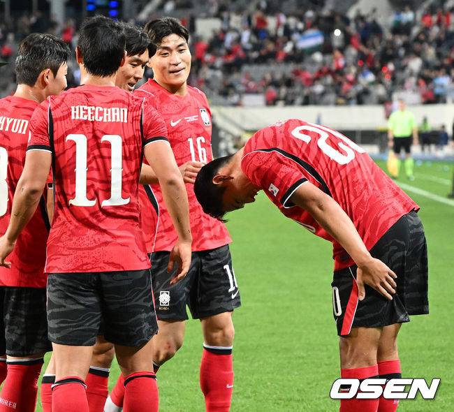 [OSEN=용인, 이대선 기자] 로베르트 모레노 감독이 이끄는 대한민국 축구 대표팀과 우즈베키스탄의 경기가 6일 용인미르스타디움에서 열렸다.이번 우즈베키스탄전은 로베르트 모레노 임시 감독 체제에서 치르는 9~10월 A매치 4연전의 마지막 경기다.앞선 3경기 성적은 1승 1무 1패. 우즈베키스탄을 상대로 수비 안정감을 이어가는 동시에 공격에서 얼마나 달라진 모습을 보여줄지가 관건이다.후반 대한민국 오세훈이 팀의 두 번째 골을 성공시키고 황인범을 향해 인사를 하고 있다. 2026.10.06 /sunday@osen.co.kr