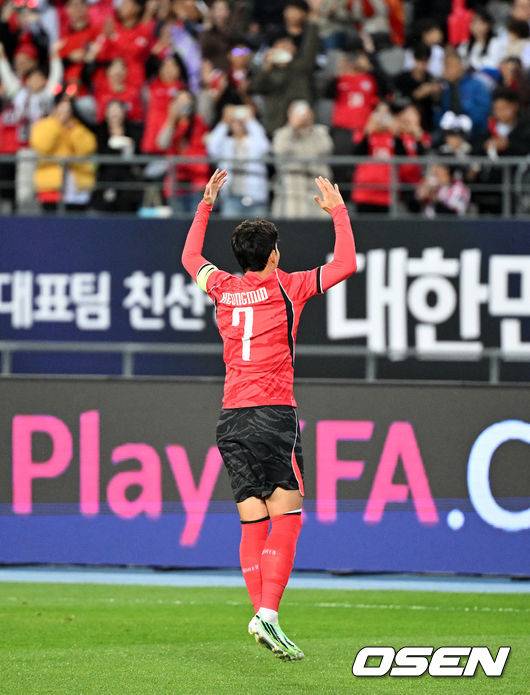 [OSEN=용인, 이대선 기자] 로베르트 모레노 감독이 이끄는 대한민국 축구 대표팀과 우즈베키스탄의 경기가 6일 용인미르스타디움에서 열렸다.이번 우즈베키스탄전은 로베르트 모레노 임시 감독 체제에서 치르는 9~10월 A매치 4연전의 마지막 경기다.앞선 3경기 성적은 1승 1무 1패. 우즈베키스탄을 상대로 수비 안정감을 이어가는 동시에 공격에서 얼마나 달라진 모습을 보여줄지가 관건이다.전반 대한민국 손흥민이 선제골을 성공시키고 환호하고 있다. 2026.10.06 /sunday@osen.co.kr