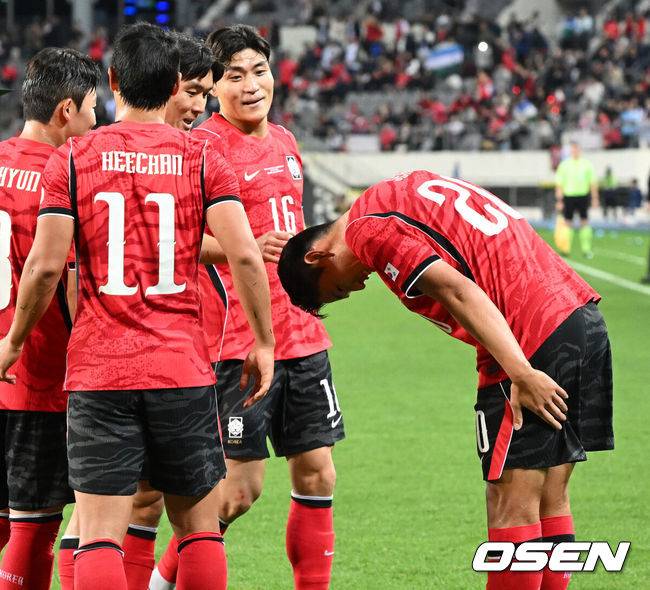 [OSEN=용인, 이대선 기자] 로베르트 모레노 감독이 이끄는 대한민국 축구 대표팀과 우즈베키스탄의 경기가 6일 용인미르스타디움에서 열렸다.이번 우즈베키스탄전은 로베르트 모레노 임시 감독 체제에서 치르는 9~10월 A매치 4연전의 마지막 경기다.앞선 3경기 성적은 1승 1무 1패. 우즈베키스탄을 상대로 수비 안정감을 이어가는 동시에 공격에서 얼마나 달라진 모습을 보여줄지가 관건이다.후반 대한민국 오세훈이 팀의 두 번째 골을 성공시키고 황인범을 향해 인사를 하고 있다. 2026.10.06 /sunday@osen.co.kr