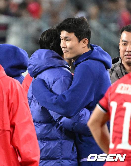 [OSEN=용인, 이대선 기자] 한국축구에 역사적인 날이다. 손흥민(34, LAFC)이 전설 차범근의 A매치 최다골 기록을 넘었다.&nbsp;로베르트 모레노 감독이 이끄는 대한민국 축구대표팀은 6일 오후 8시 용인미르스타디움에서 개최되는 친선전에서 우즈베키스탄을 상대로 손흥민의 선제골과 오세훈의 추가골이 터져 2-0 완승을 거뒀다.&nbsp;경기 종료 후 대한민국 김민재, 손흥민이 승리의 기쁨을 나누고 있다. 2026.10.06 /sunday@osen.co.kr