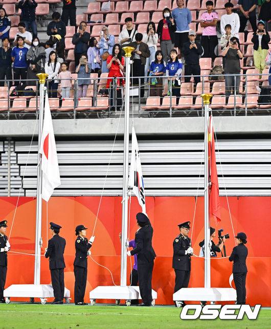 [OSEN=도요타(일본), 박준형 기자] 미쳤다! 엄지성(24, 스완지 시티)이 결승골로 한국축구를 살렸다.&nbsp;이민성 감독이 이끄는 U23 남자축구대표팀은 3일 오후 7시 30분 나고야 스타디움에서 개최된 아이치-나고야 아시안게임 2026 결승전에서 엄지성의 결승골이 터져 숙적 일본을 1-0으로 제압했다.&nbsp;시상식에서 애국가가 나오는 동안 게양되지 못한 태극기가 뒤늦게 게양되고 있다.      2026.10.03 /  soul1014@osen.co.kr