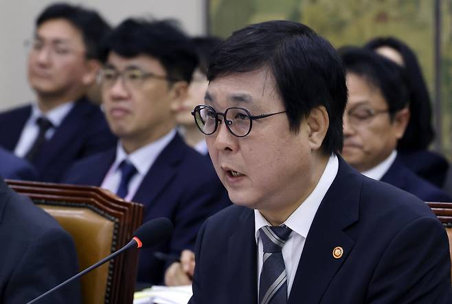 최휘영 문화체육관광부 장관이 7일 국회 문화체육관광위원회에서 열린 문화체육관광부에 대한 국정감사에서 의원 질의에 답하고 있다. 연합뉴스