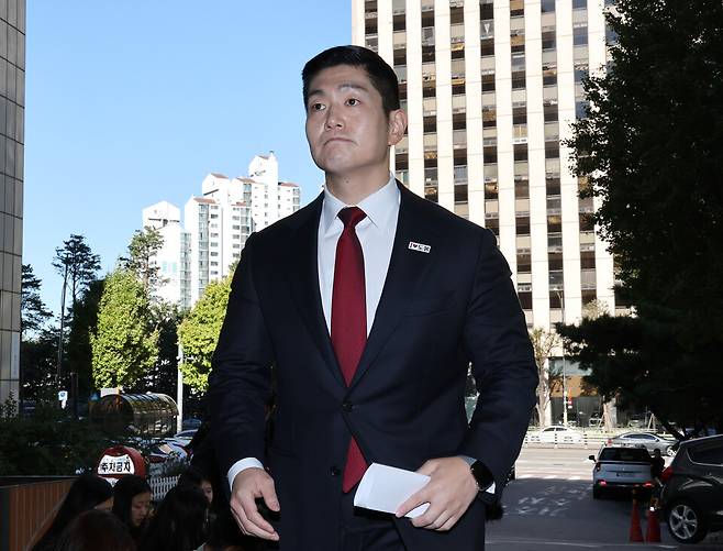 정원오 전 서울시장 후보의 성동구청장 재임 시절 멕시코 캉쿤 출장 관련 의혹을 제기한 혐의로 고발된 김재섭 국민의힘 의원이 국정감사 첫날인 지난 6일 서울 마포구 서울경찰청 광역수사단 공공범죄수사대에 피의자 신분으로 출석하고 있다. ⓒ연합뉴스