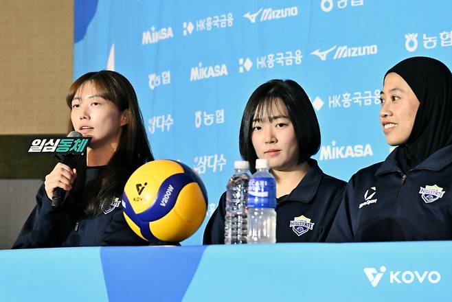 현대건설 김다인(왼쪽)과 메가(맨 오른쪽). /사진=KOVO 제공