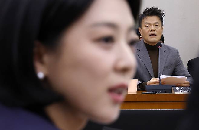 7일 국회 문화체육관광위원회에서 열린 문화체육관광부에 대한 국정감사에서 증인으로 출석한 박진영 대중문화교류위원회 공동위원장이 국민의힘 배현진 의원으로부터 패노메논 기획 관련 질의를 받고 있다. 연합