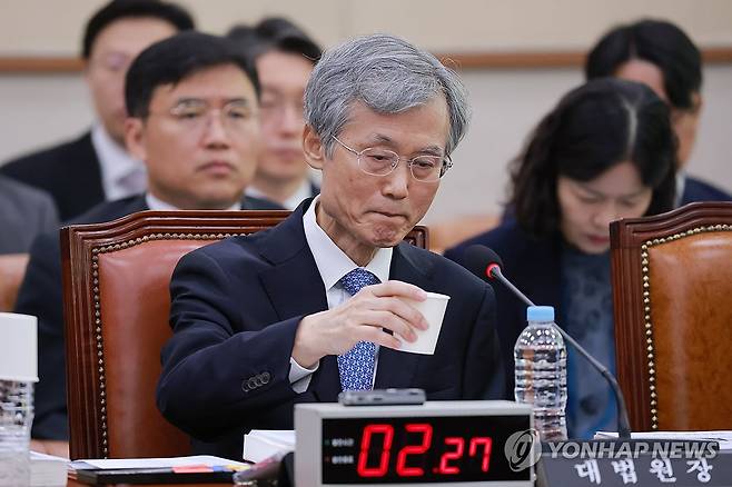 목 축이는 조희대 대법원장 (서울=연합뉴스) 신현우 기자 = 조희대 대법원장이 6일 국회 법제사법위원회에서 열린 대법원 등에 대한 국정감사에서 목을 축이고 있다. 2026.10.6 nowwego@yna.co.kr