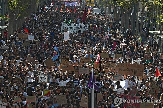 6일(현지시간) 마르세유에서 행진하는 시위대 [AFP=연합뉴스 자료사진. 재판매 및 DB 금지]