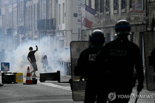 보르도에서 대치하는 시위대와 경찰 [AFP=연합뉴스. 재판매 및 DB 금지]