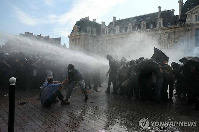 6일 렌 시위 현장의 물대포  [AFP=연합뉴스 자료사진. 재판매 및 DB 금지]