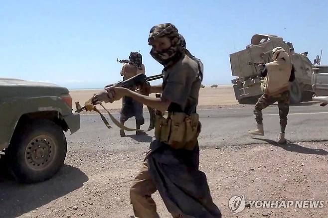 바브엘만데브 해협 인근의 예멘 정부군  [AFP=연합뉴스. 재판매 및 DB 금지]