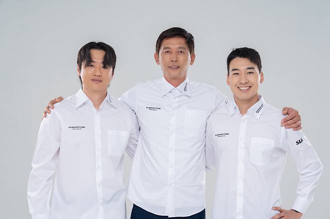 금호 SLM의 드라이버 이창욱(맨왼쪽)와 이정우(맨오른쪽), 신영학 감독(가운데). [금호 SLM 제공. 재판매 및 DB 금지]