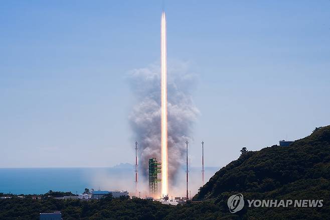 5차 발사, 우주 향하는 누리호 (서울=연합뉴스) 한국형 발사체 누리호가 7일 오후 전남광주 고흥군 나로우주센터에서 발사되고 있다. 2026.10.7 [한국항공우주연구원 제공. 재판매 및 DB 금지] photo@yna.co.kr