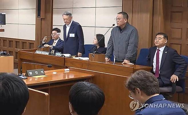 '무상 여론조사' 윤석열-명태균 2심 무죄 (서울=연합뉴스) 정치 브로커 명태균씨로부터 여론조사를 무상으로 받은 혐의로 기소된 윤석열 전 대통령이 7일 서울 서초구 서울고등법원(서울고법)에서 열린 2심 선고 공판에 출석하고 있다.
    서울고법 형사7부(구회근 부장판사)는 이날 정치자금법 위반 혐의로 재판에 넘겨진 윤 전 대통령과 명씨에게 모두 무죄를 선고했다. 2026.10.7 [서울고법 제공. 재판매 및 DB 금지] photo@yna.co.kr