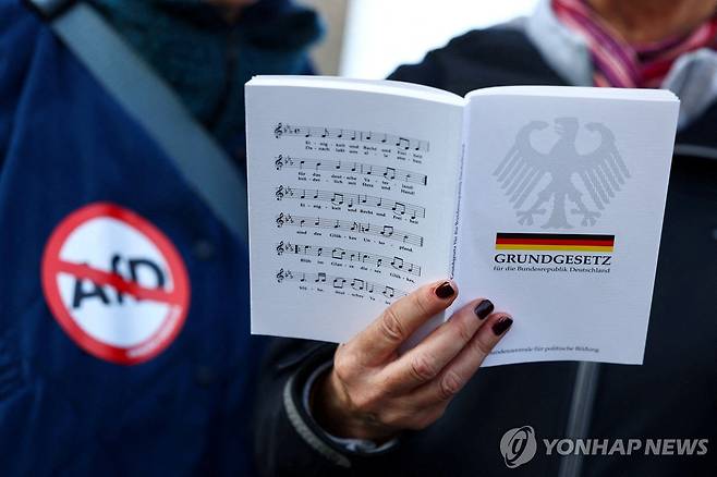 작센안할트 주의회 앞 AfD 반대 집회에서 헌법 읽는 참가자 [로이터=연합뉴스. 재판매 및 DB 금지]