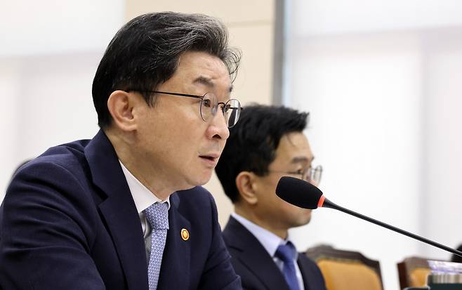 이억원 금융위원장이 8일 국회 정무위원회에서 열린 금융위원회 등에 대한 국정감사에서 위원들의 질의에 답하고 있다.(사진제공=연합뉴스)