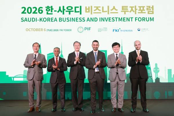 김창범 한국경제인협회 부회장을 비롯한 내빈들이 6일 FKI타워 컨퍼런스센터에서 열린 '2026 한-사우디 비즈니스 투자 포럼'에 참석해 기념촬영을 하고 있다. 이번 포럼은 양국 기업 간 비즈니스 및 투자 교류를 확대하고 분야별 사업·투자 기회를 발굴하기 위해 마련됐다. 사진 왼쪽부터 권형순 SNT모티브 대표이사, 파하드 바라카 주한사우디아라비아 대사대리, 김창범 한경협 부회장, 압둘라 알후세이니 PIF 전략·대외협력 총괄, 신상호 코오롱 사장, 나와프 알호샨 SAMI 최고 전략 및 사업개발 책임자. 사진=한국경제인협회