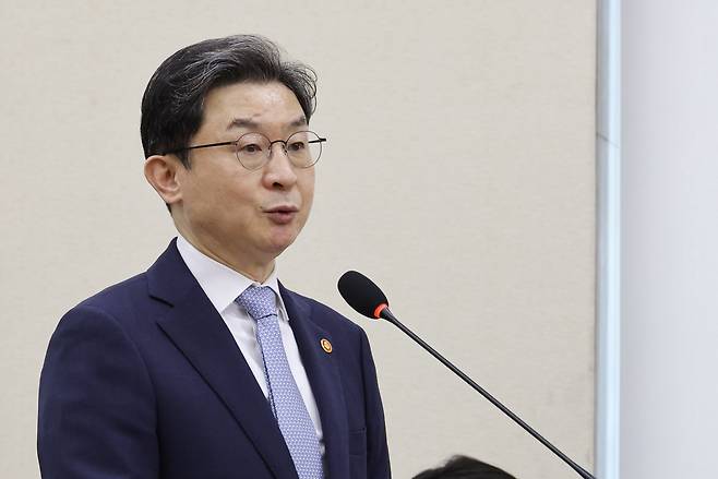 이억원 금융위원장이 8일 국회 정무위원회에서 열린 금융위원회 등에 대한 국정감사에서 업무보고를 하고 있다.(사진=연합뉴스)