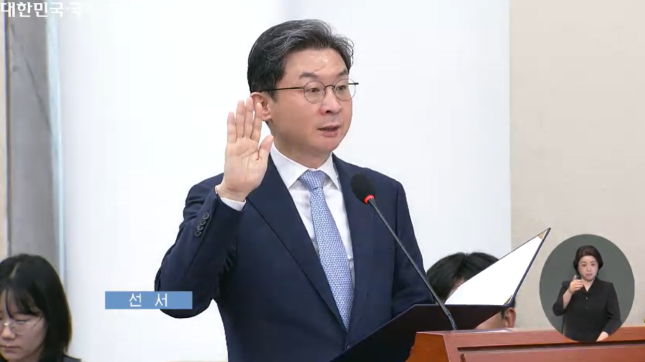 이억원 금융위원장이 8일 서울 여의도 국회의사당에서 열린 국회 정무위원회 국정감사에서 증인선서를 하고 있다. /사진=국회의사중계시스템 방송 캡쳐