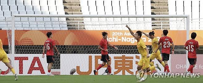출처:연합뉴스 / 30일 일본 오사카 나가이 스타디움에서 열린 2026 아이치·나고야 아시안게임 남자 축구 준결승 대한민국과 중국의 경기에서 왕위둥이 한국을 상대로 선제골을 터뜨린 뒤 기뻐하고 있다.