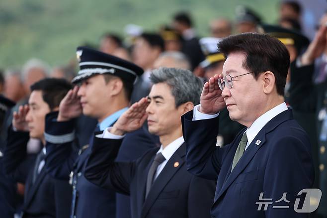 이재명 대통령이 1일 충남 계룡대 활주로에서 열린 제78회 국군의 날 기념식에서 거수경례를 하고 있다. (청와대통신사진기자단) 2026.10.1 ⓒ 뉴스1 이재명 기자