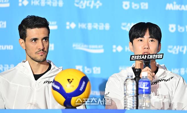 우리카드 한태준이 8일 서울 강남구 호텔 리베라 청담에서 진행된 2026-2027시즌 프로배구 남자부 미디어데이에서 시즌 각오를 밝히고 있다 2026. 10. 8. 최승섭기자 thunder@sportsseoul.com