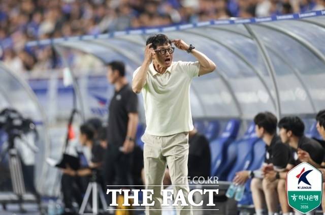 시즌 첫 맞대결에서 패한 안산을 상대로 설욕전에 나서는 수원 삼성의 이정효 감독./K리그