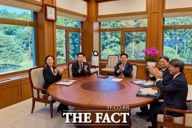 이재명 대통령은 8일 국내 기술로 연구개발 중인 극초음속 활공비행체(HGV) 최초 시험발사를 참관했다. 이 대통령이 7일 청와대 집무실에서 한국형 발사체 누리호 5차 발사 생중계를 지켜보며 박수를 치고 있다. /청와대
