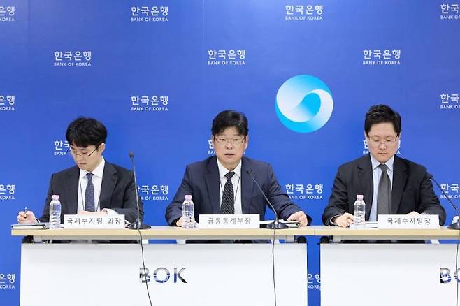 8일 서울 중구 한국은행에서 열린 2026년 8월 국제수지(잠정) 설명회에서 (왼쪽부터) 임연빈 국제수지팀 과장, 유성욱 금융통계부장, 박성곤 국제수지팀장이 취재진 질문에 답변하고 있다. 한국은행