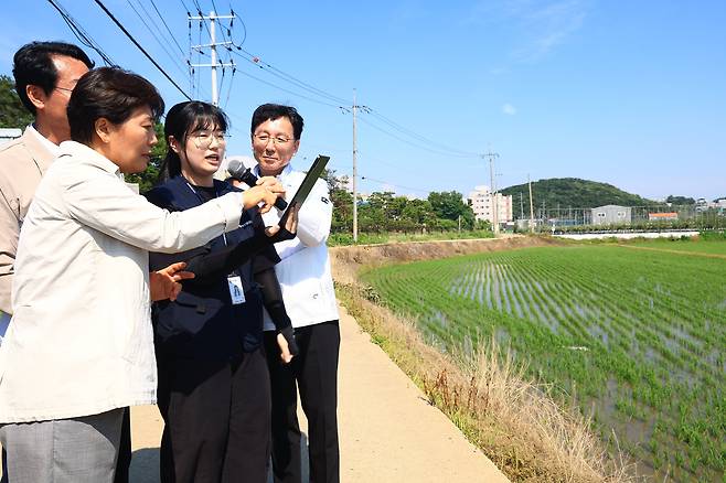 송미령 농림축산식품부 장관이 지난 6월 경기 화성시 팔탄면 농지 전수조사 추진 상황을 점검했다./뉴스1