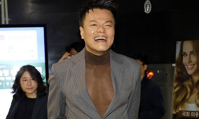 박진영 대중문화교류위원회 공동위원장이 7일 국회 문화체육관광위원회에서 열릴 문화체육관광부에 대한 국정감사에 증인으로 출석하기 위해 이동하고 있다. 연합뉴스