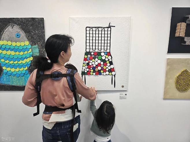 3일 서울 중구 서울스퀘어 별관 모두미술공간을 찾은 권문희(왼쪽)씨와 딸 정미엘양이 정은교 작가의 '불친절한 의자2'를 손으로 만지며 감상하고 있다. 나민서 기자