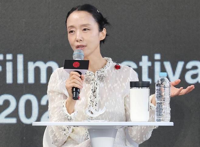 배우 전도연이 7일 부산 해운대구 영화의전당 야외무대에서 열린 영화 ‘가능한 사랑’ 오픈토크에서 작품 설명을 하고 있다. 뉴스1