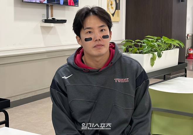 7일 경기 후 취재진을 만난 LG 임찬규. 잠실=김수민 기자