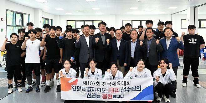 ▲ 경민현 강원도민일보 사장과 양희구 강원도체육회장, 김재근 강원도역도연맹 회장, 김왕규 양구군수, 윤종호 양구군체육회장이 8일 양구역도연습장에서 제107회 전국체육대회 출전을 앞둔 강원 역도 선수단에 격려금을 전달하고 기념 촬영하고 있다. 서영 기자
