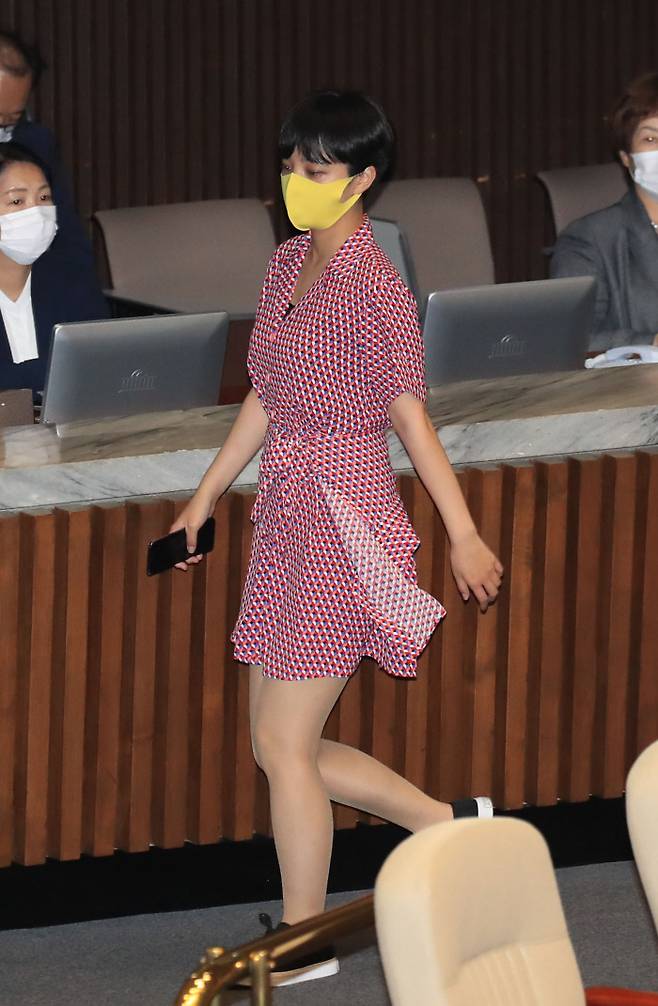 2020년 류호정 정의당 의원이 서울 여의도 국회에서 열린 본회의에서 잠시 퇴장하고 있다. 연합뉴스