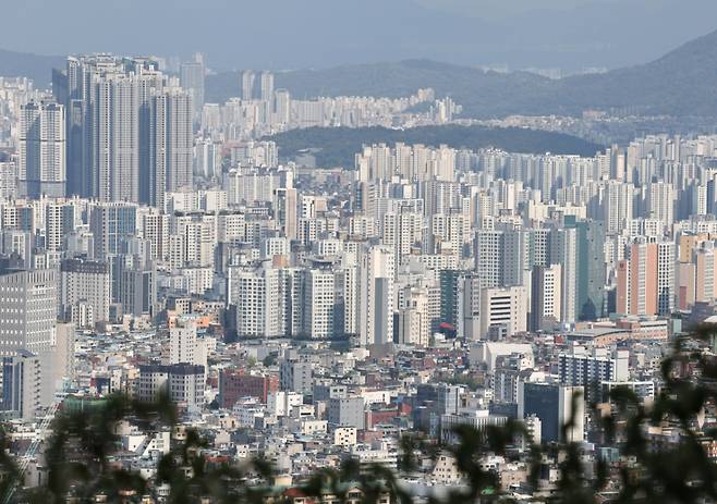 (서울=뉴스1) 이종수 기자 = 5일 국토교통부 실거래가 공개시스템에 신고된 서울 아파트 매매자료에 따르면 8·3 세제개편안 발표 이후 체결된 계약의 약 79%가 15억원 이하 거래인 것으로 나타났다. 6억원 이하 거래 비중은 25.0%, 6억원 초과~9억원 이하는 27.6%로 높아진 반면 25억원 초과는 5.8%로 낮아졌다. 사진은 이날 남산에서 바라본 서울 시내 아파트 단지 모습. 2026.10.5/뉴스1  Copyright (C) 뉴스1. All rights reserved. 무단 전재 및 재배포,  AI학습 이용 금지. /사진=(서울=뉴스1) 이종수 기자