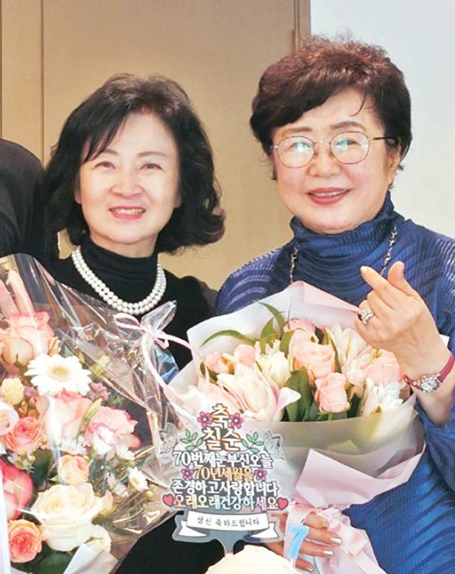 형님(오른쪽) 칠순 생신을 축하하며 함께 찍은 사진.