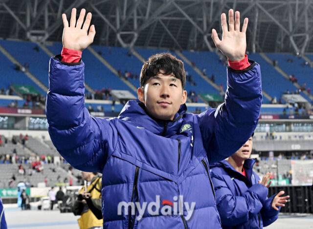 6일 오후 경기도 용인시 용인미르스타디움에서 진행된 축구 국가대표 친선경기 대한민국과 우즈베키스탄의 경기.추구대표팀 손흥민이 2-0으로 승리한 뒤 관중들에 인사를 하고 있다.